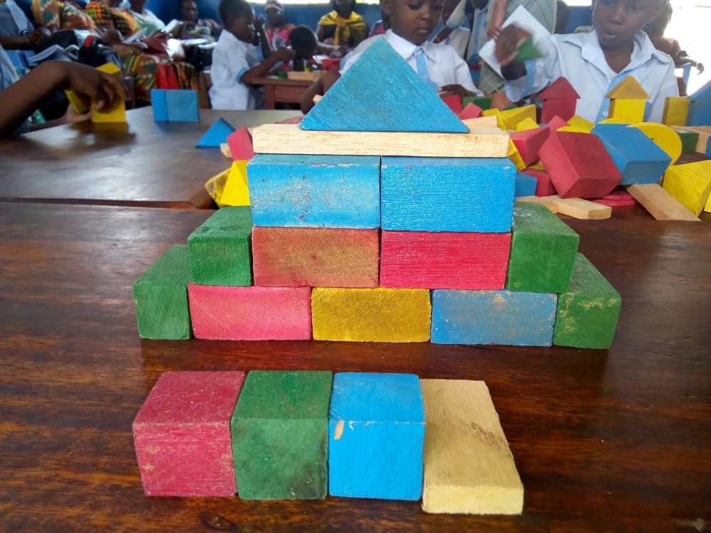 Apprentissage des formes géométriques avec le bloc cubes